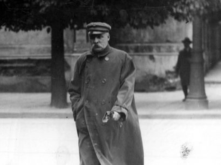 Marszałek Józef Piłsudski na spacerze w okolicach Belwederu w Warszawie. 1928 r. Źródło: NAC