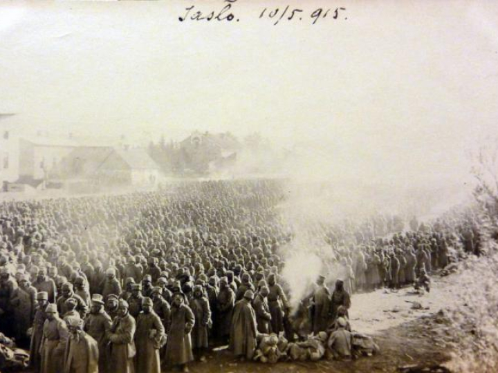 6000 rosyjskich jeńców. Jasło 10 maja 1915 r. Ze zbiorów Muzeum Piłsudskiego w Sulejówku.