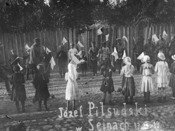Sejneńskie dzieci witają Naczelnika Państwa Józefa Piłsudskiego. 14.09.1914. Źródło: NAC 