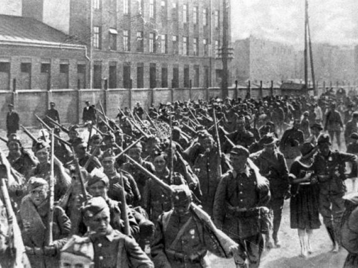 Wojna polsko-bolszewicka: kolumna warszawskiej młodzieży w drodze na front. 1920 r. PAP/CAF/Reprodukcja