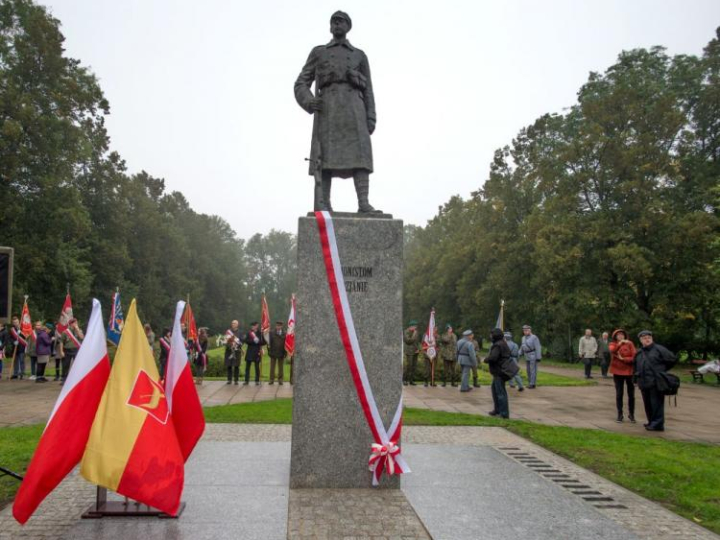 Pomnik Legionisty odsłonięty w łódzkim parku im. Legionów. Fot. PAP/G. Michałowski