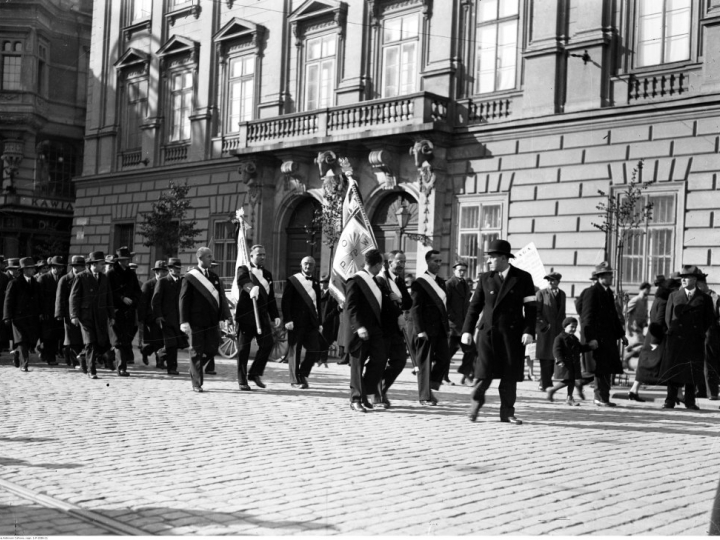 Obchody rocznicy wyzwolenia Krakowa spod władzy zaborczej. 10.1934. Fot. NAC