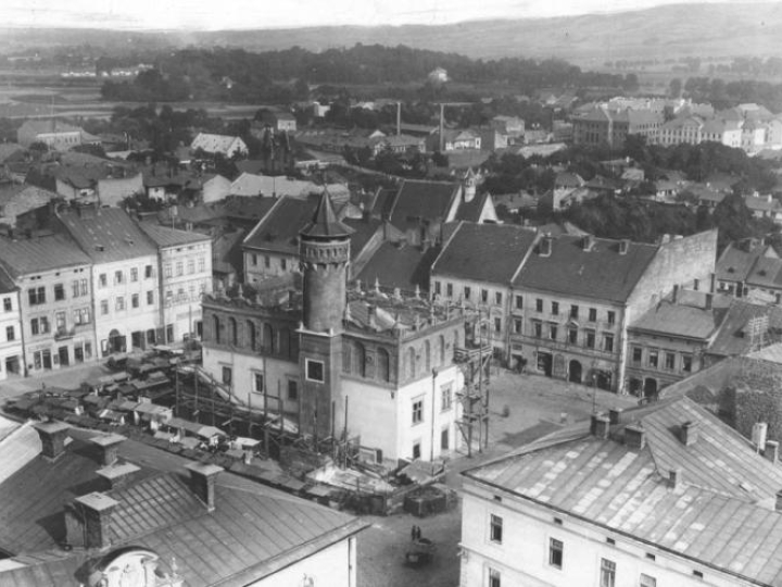 Panorama Tarnowa - Widok z wieży katedralnej na rynek i dzielnicę Zabłocie; na środku widoczny ratusz. 1918-1929. Źródło: NAC