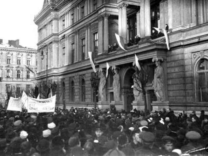 Manifestacja przed siedzibą pierwszego rządu w niepodległej Polsce. Warszawa, 14 listopada 1918 r. Fot. CAW
