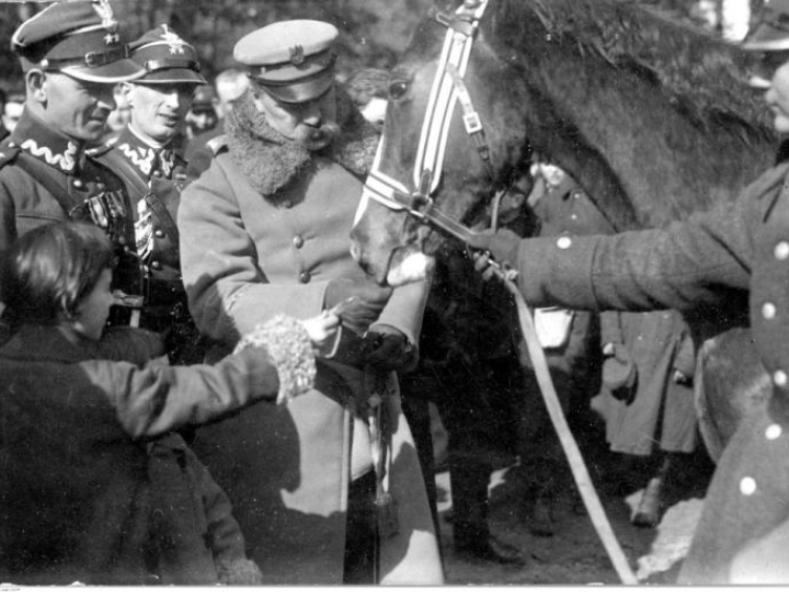 Józef Piłsudski karmi Kasztankę. 1925 r. Fot. NAC