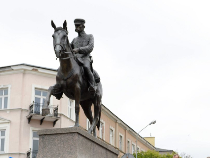 Pomnik marszałka Józefa Piłsudskiego w Kielcach. Fot. PAP/P. Polak