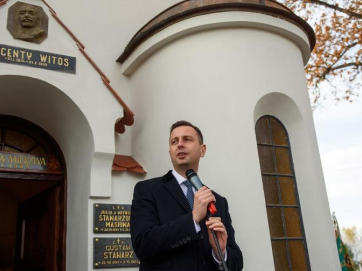 Władysław Kosiniak-Kamysz podczas uroczystości przy grobie Wincentego Witosa na cmentarzu w Wierzchosławicach. Fot. PAP/P. Topolski