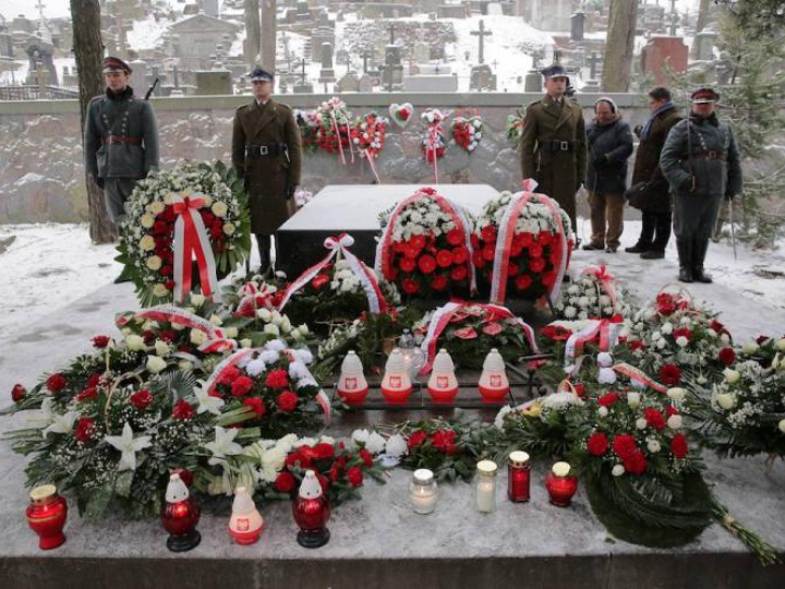 Mauzoleum marszałka Józefa Piłsudskiego na cmentarzu na Rossie w Wilnie, 4 bm. Na Litwie trwają obchody 150. rocznicy urodzin marszałka Piłsudskiego zorganizowane przez Urząd do Spraw Kombatantów i Osób Represjonowanych. Fot. PAP/T. Waszczuk