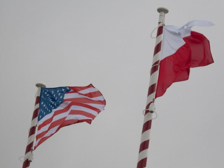Flagi Stanów Zjednoczonych i Polski. Fot. PAP/G. Michałowski