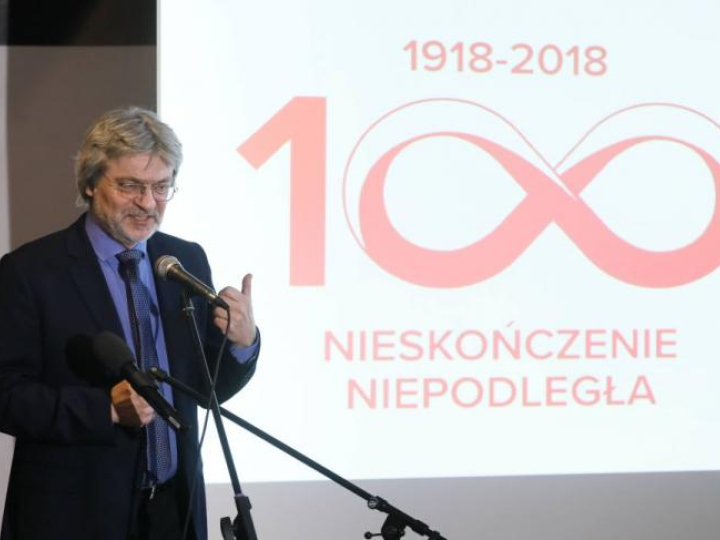 Prezes Ośrodka KARTA Zbigniew Gluza podczas konferencji inaugurującej projekt "Nieskończenie Niepodległa 1918-2018". Fot. PAP/P. Supernak