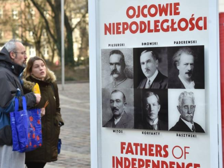 Plenerowa wystawa IPN "Ojcowie Niepodległości" na placu Szczepańskim w Krakowie. Fot. PAP/J. Bednarczyk