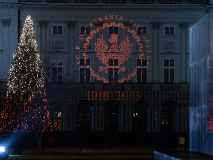 Na Pałacu Prezydenckim iluminacje z okazji obchodów 100. rocznicy odzyskania niepodległości. Fot. PAP/J. Turczyk
