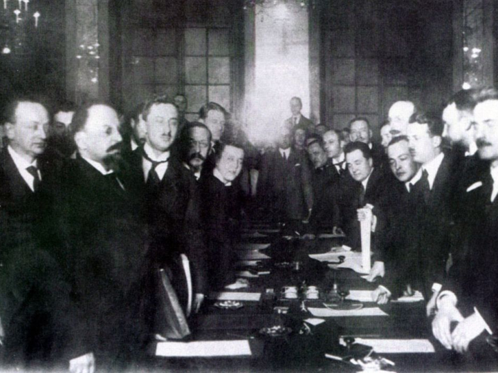 Podpisanie traktatu ryskiego. Z lewej Leonid Obolenski i Adolf Joffe, z prawej Jan Dąbski. Źródło: Wikimedia Commons