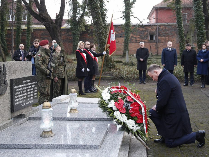 Prezydent Andrzej Duda składa wieniec na mogile powstańców śląskich na starym cmentarzu w Żorach. Fot. PAP/A. Grygiel  