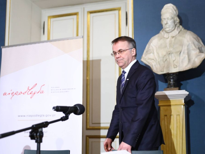Jarosław Sellin podczas konferencji prasowej na temat wystawy "Znaki Wolności. O trwaniu polskiej tożsamości narodowej". Fot. PAP/R. Guz