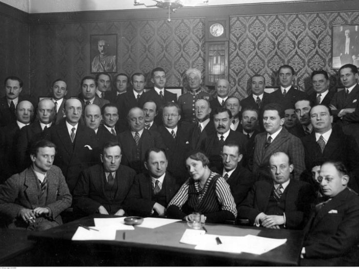 Konferencja prasowa z okazji 15-lecia istnienia Związku Autorów i Kompozytorów Scenicznych. 1933 r. Fot. NAC