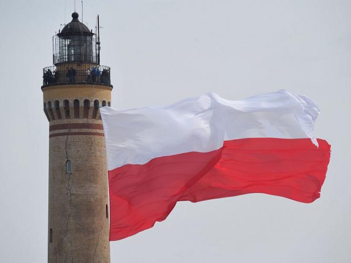 Flaga RP na latarni morskiej w Świnoujściu, 02.05.2017. Fot. PAP/M. Bielecki