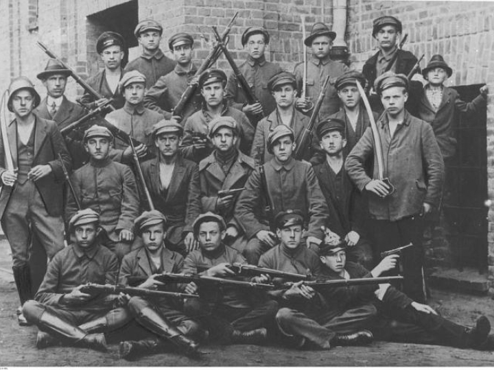 III Powstanie Śląskie: grupa powstańców uzbrojonych w karabiny i szable oraz pistolety Parabellum P-08. 1921 r. Fot. NAC