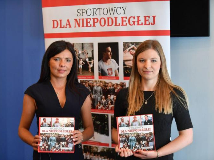 Autorki - Magdalena Stokłosa (L) i Aleksandra Wójcik (P) podczas promocji swojej książki. Fot. PAP/B. Zborowski