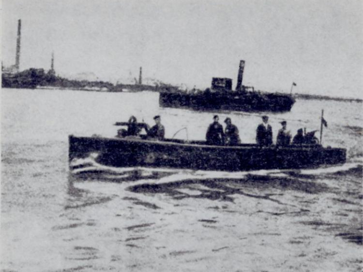 Motorówka uzbrojona, w głębi statek "Stefan Batory". 1920 r. Źródło: Wikimedia Commons
