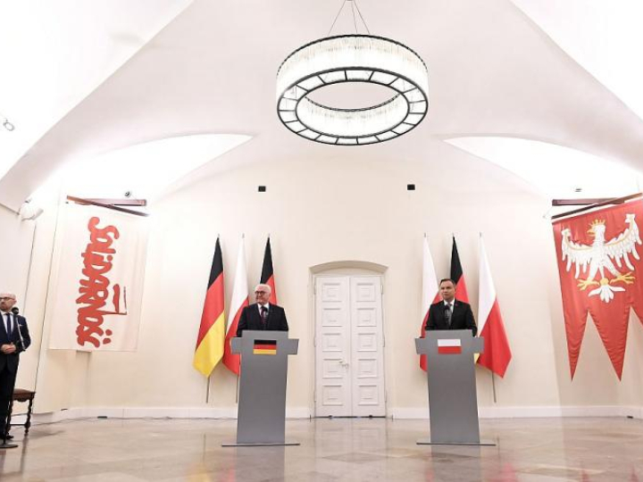 Prezydenci Polski Andrzej Duda (P) oraz Niemiec Frank-Walter Steinmeier (2P) podczas konferencji prasowej po spotkaniu w Pałacu Prezydenckim w Warszawie. Fot. PAP/M. Obara