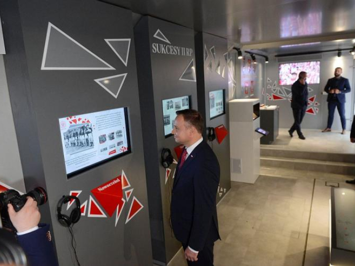 Prezydent Andrzej Duda zwiedza otwarte w Warszawie Mobilne Muzeum Multimedialne. Fot. PAP/J. Kamiński