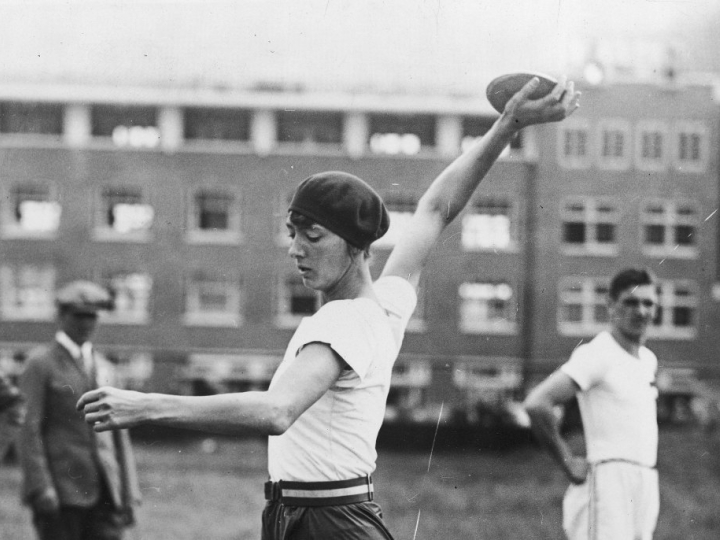 Halina Konopacka podczas rzutu dyskiem na igrzyskach olimpijskich w Amsterdamie w 1928. Źródło: NAC