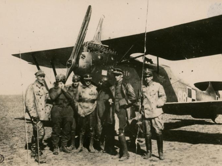 Personel 9. Eskadry Lotniczej na lotnisku w Połonnem w czasie wyprawy kijowskiej. 04.1920. Źródło: CAW