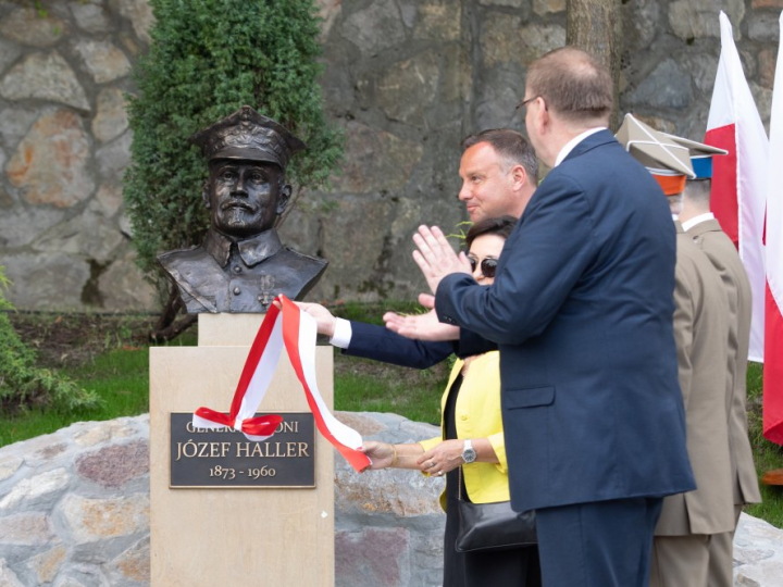 Prezydent Andrzej Duda (L) podczas odsłonięcia pomnika gen. Józefa Hallera w Jurczycach. Fot. PAP/J. Bednarczyk
