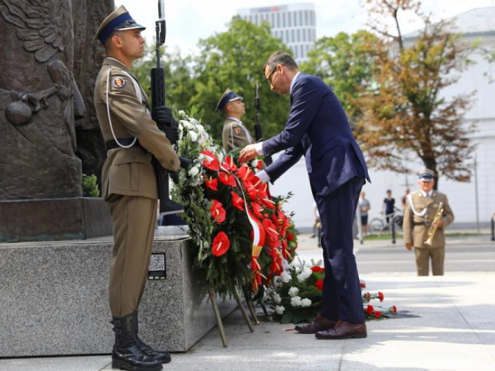 Premier Mateusz Morawiecki składa kwiaty przed pomnikiem Marszałka Józefa Piłsudskiego. Fot. PAP/R. Guz