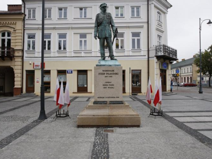 Pomnik Marszałka Józefa Piłsudskiego w Suwałkach. 2017 r. Fot. PAP/A. Reszko