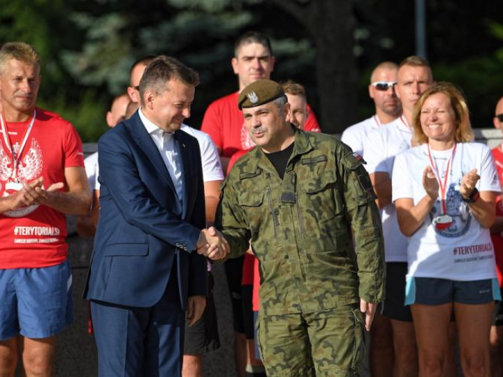 Minister obrony narodowej Mariusz Błaszczak (C-L) i dowódca Wojsk Obrony Terytorialnej Wiesław Kukuła (C-P) podczas uroczystego zakończenia Sztafety 100-lecia Niepodległości przed Pomnikiem Armii Krajowej i Polskiego Państwa Podziemnego. Fot. PAP/B. Zborowski