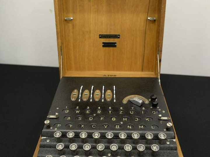Oryginalny egzemplarz niemieckiej maszyny szyfrującej "Enigma" z czasów II wojny światowej. Fot. PAP/J. Turczyk