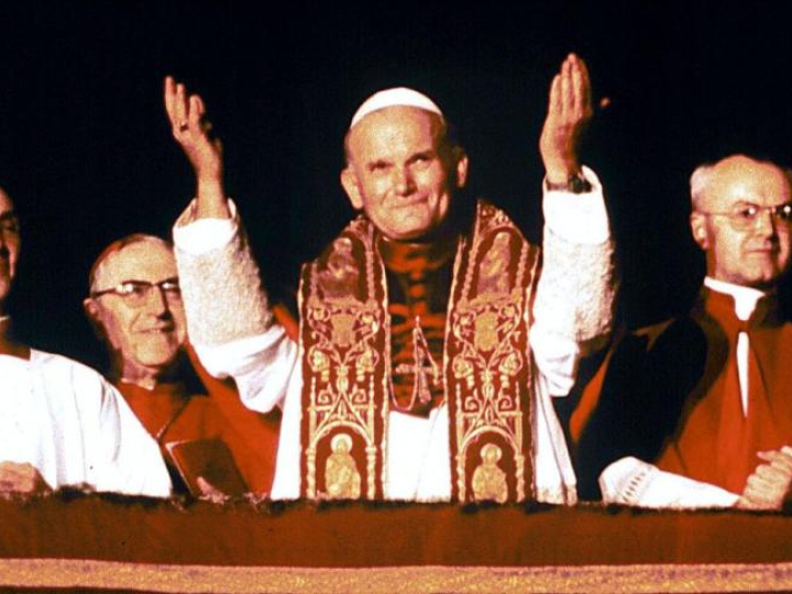 Zdjęcie archiwalne z 16 października 1978 r. - tuż po wyborze na papieża, Jan Paweł II po raz pierwszy pozdrawia wiernych zgromadzonych na Placu Świętego Piotra w Watykanie. Fot. PAP/EPA