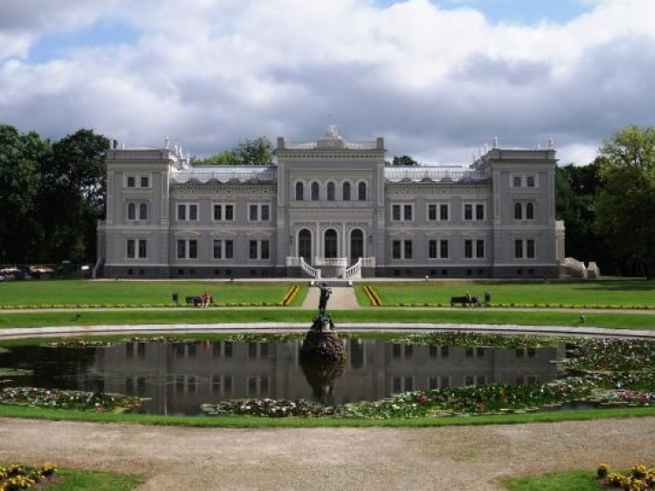 Pałac Ogińskich w Płungianach. Źródło: Wikimedia Commons