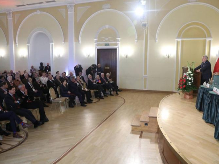 Były prezydent RP Aleksander Kwaśniewski podczas konferencji prasowej "100 lat polskiej niepodległości - co dalej?". Fot. PAP/T. Gzell
