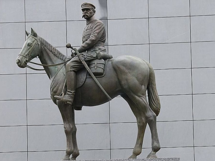 Uroczyste odsłonięcie pomnika marszałka Józefa Piłsudskiego w Nowym Sączu. Fot. PAP/G. Momot