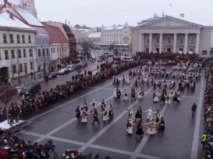 Polonez na Placu Ratuszowym w Wilnie.