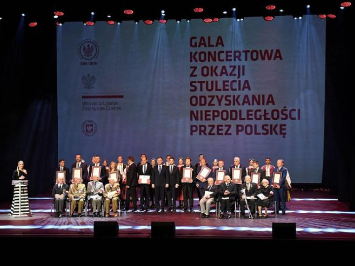 Prezydent Andrzej Duda (C) pozuje do pamiątkowego zdjęcia podczas Gali Niepodległości w Lublinie. Fot. PAP/W. Pacewicz