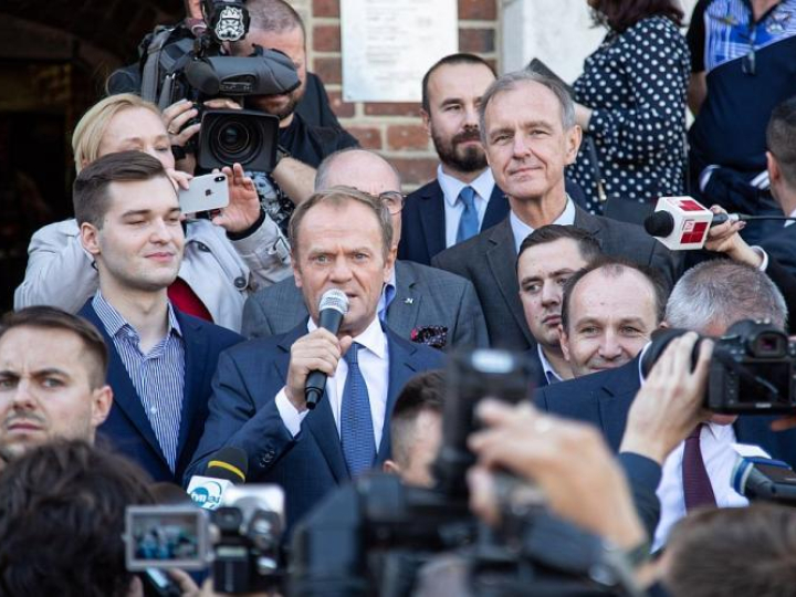 Przewodniczący Rady Europejskiej Donald Tusk (C) podczas spotkania z mieszkańcami na Rynku Głównym w Krakowie. Fot. PAP/Jan Graczyński
