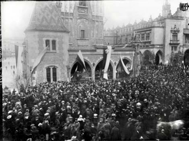 Zgromadzenie krakowian pod odwachem, po przejęciu warty przez oddział Wojska Polskiego - 31 X 1918. Źródło: Muzeum Historii Fotografii