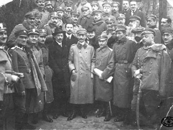 Grupa oficerów Departamentu Wojskowego Naczelnego Komitetu Narodowego z ppłk Władysławem Sikorskim w środku. Piotrków. 1916 r.