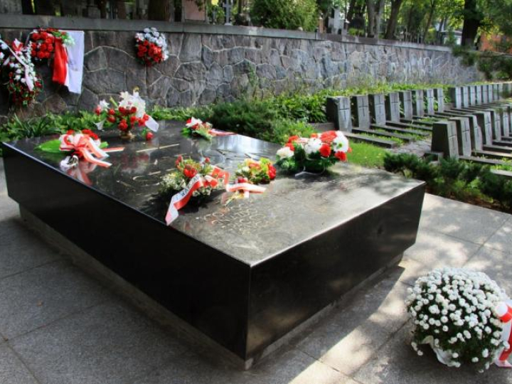 Litwa-Wilno, Cmentarz na Rossie; grobowiec matki Józefa Piłsudskiego i jego serca. Fot. PAP/J. Undro