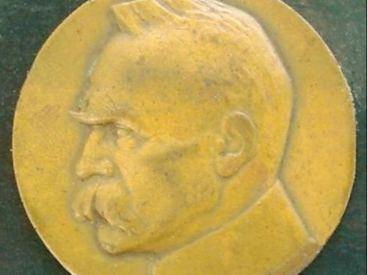 Awers Medalu Dziesięciolecia Odzyskanej Niepodległości, ustanowionego 27 września 1928 r. Źródło: Wikipedia Commons