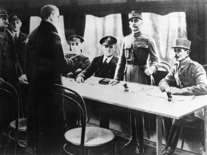 11. 11.1918 r. Podpisanie zawieszenia broni w wagonie w Compiègne. Fot. PAP/CAF