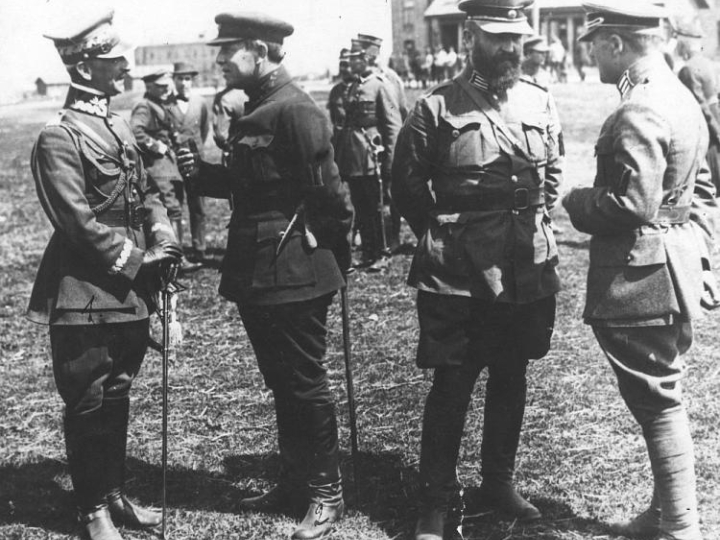 Generał Antoni Listowski (pierwszy z lewej) podczas rozmowy z atamanem Semenem Petlurą (drugi z lewej). 04.1920. Fot. NAC