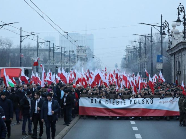 Uczestnicy Biało-Czerwonego Marszu „Dla Ciebie Polsko". Fot. PAP/T. Gzell