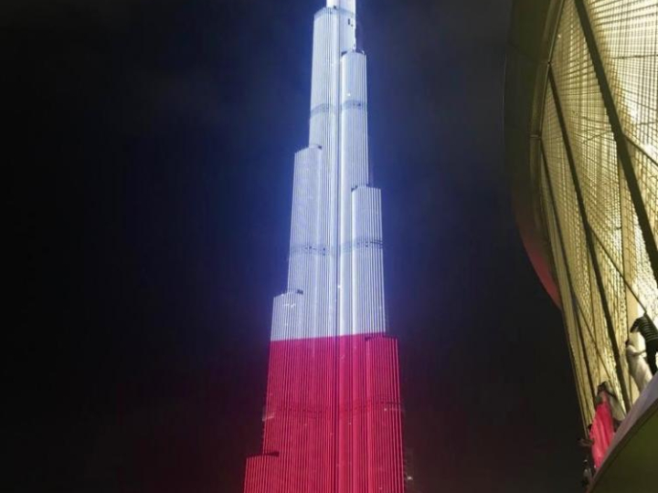 Burdż Chalifa w Dubaju rozświetlony na biało-czerwono. Źródło: Ambasada RP w Abu Zabi