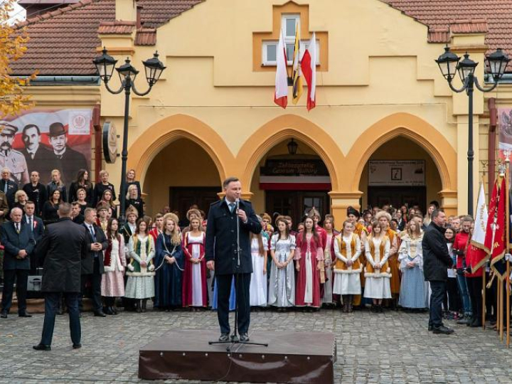 Prezydent Andrzej Duda (C) podczas uroczystości „Z Zakliczyna do Łowczówka” na Rynku w Zakliczynie. Fot. PAP/P. Topolski