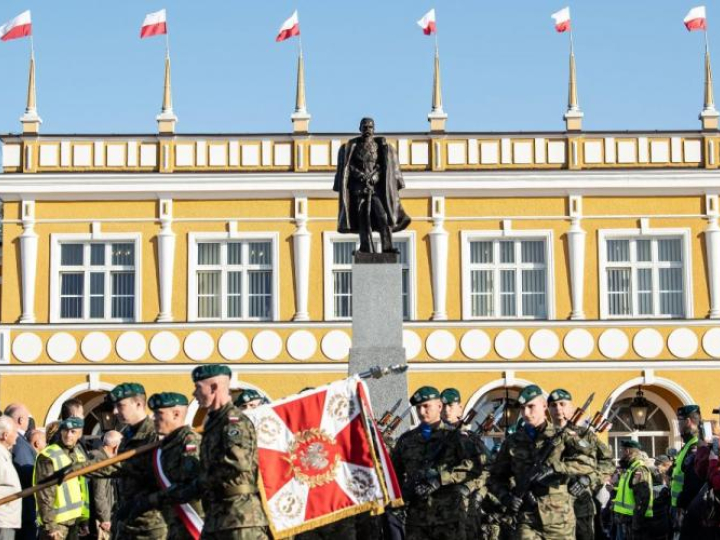 Uroczystość odsłonięcia pomnika Marszałka Józefa Piłsudskiego na placu przed Klubem Batalionowym w Zamościu. Fot. PAP/W. Pacewicz